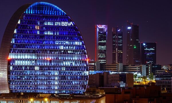 BBVA mejora un 10% su OPA por Sabadell